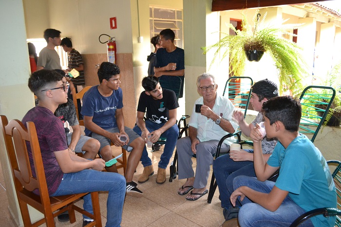 O sr. Nelson, ao centro, se divertiu dialogando e jogando baralho com os estudantes